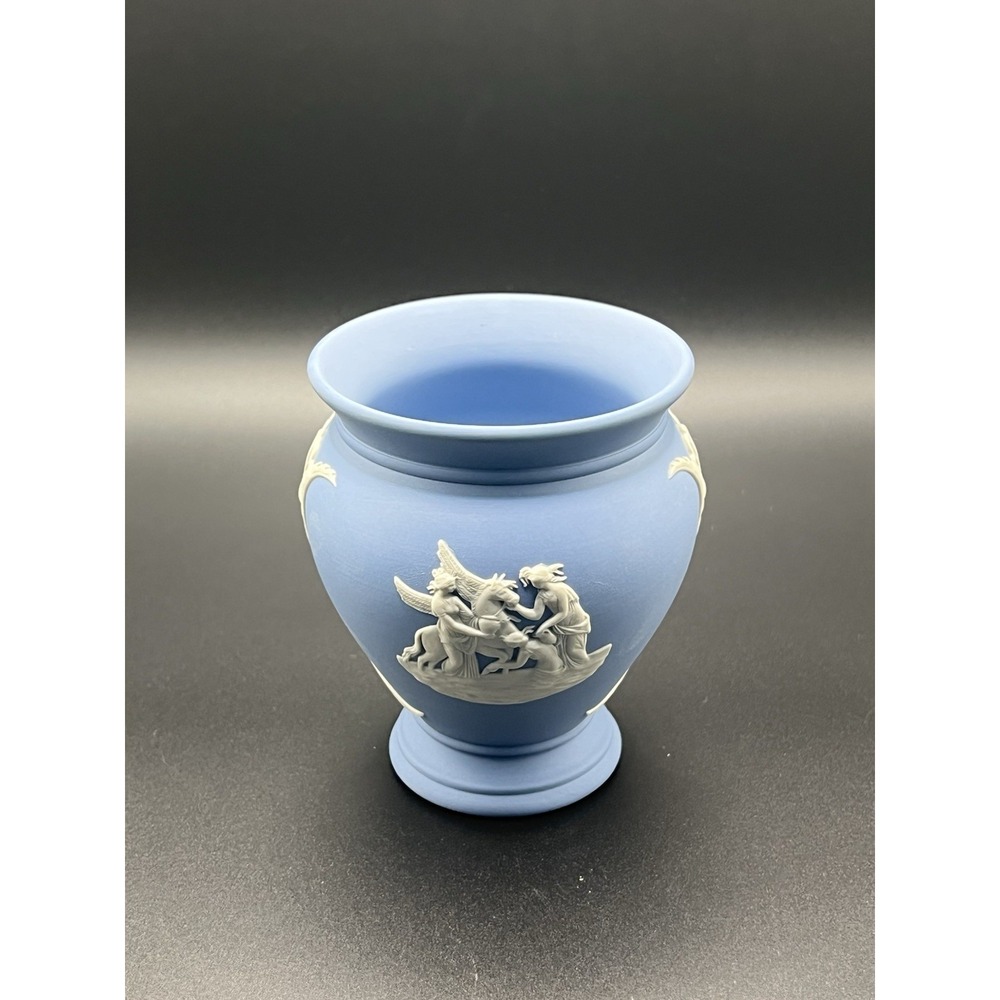 Wedgwood 4" posy vase w/ cupid jasperware, in excellent shape